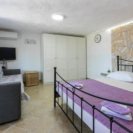 Kira Apartman