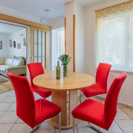 Apartment Kira *