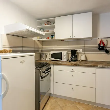 Kira Apartment