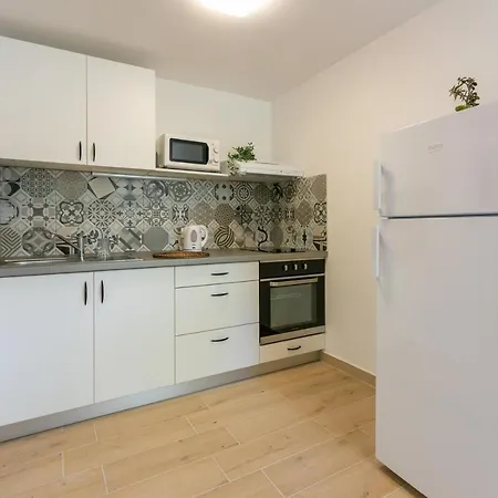 Kira Apartment
