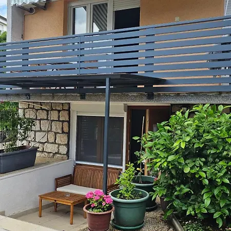 Kira Apartment